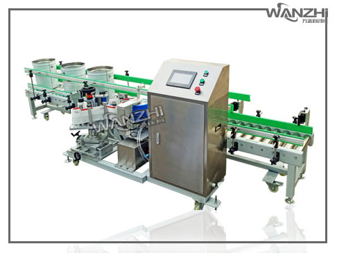 油漆桶在線打印貼標機 ,油漆桶自動貼標機廠家 ,圓桶側麵實時打印貼標機（jī）