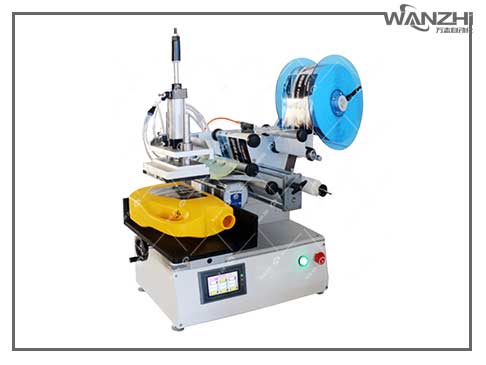 半自動（dòng）平麵貼標機（jī），平麵半自動貼標機，半自動貼（tiē）標機，扁瓶貼標機，瓶蓋貼標機，盒（hé）子貼標機，盒蓋貼標機，頂麵貼標機，蓋子貼標機